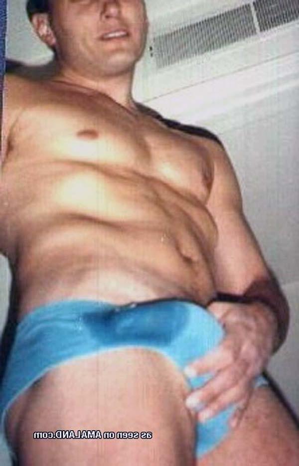 16P Photos of an amateur hunk who cums inside his boxers 