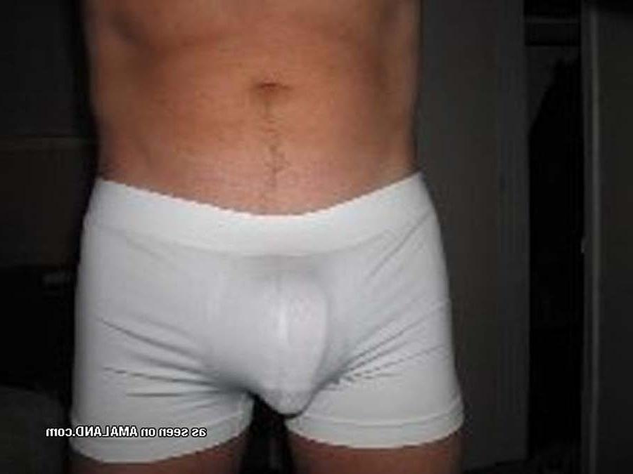 16P Photos of an amateur hunk who cums inside his boxers 