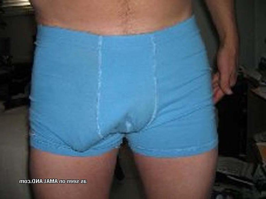 16P Photos of an amateur hunk who cums inside his boxers 