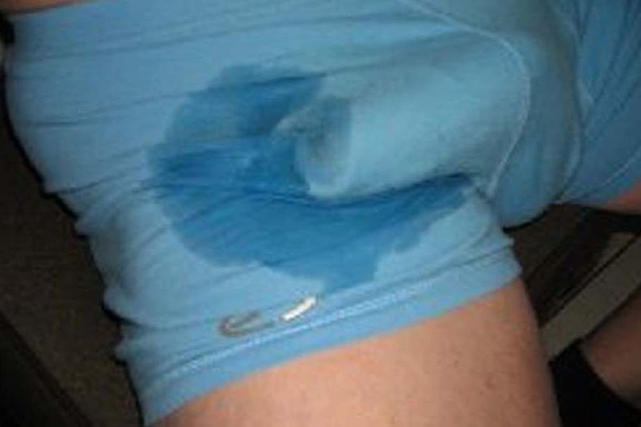 16P Photos of an amateur hunk who cums inside his boxers 