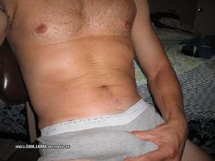 16P Photos of an amateur hunk who cums inside his boxers 