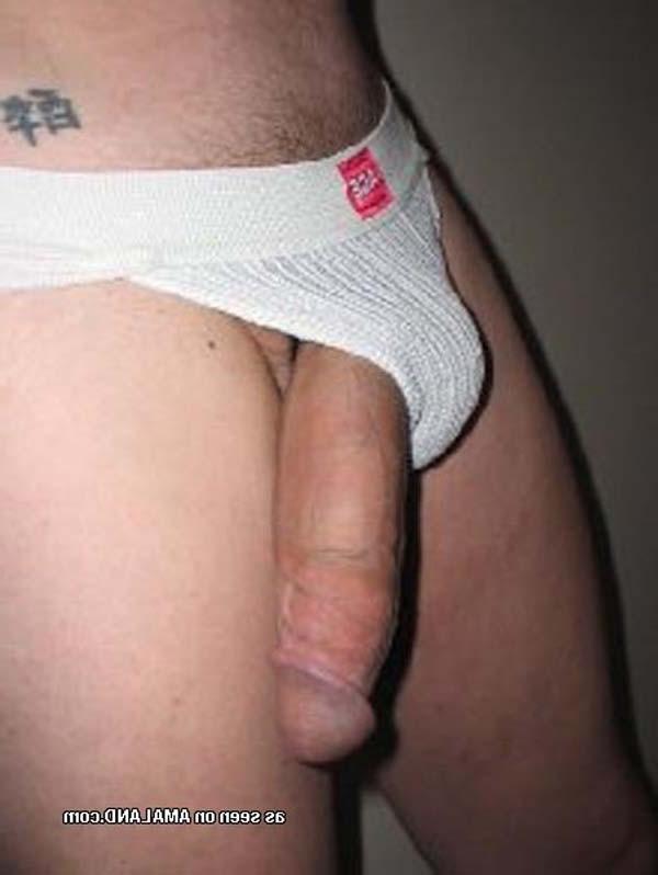16P Photos of an amateur hunk who cums inside his boxers 