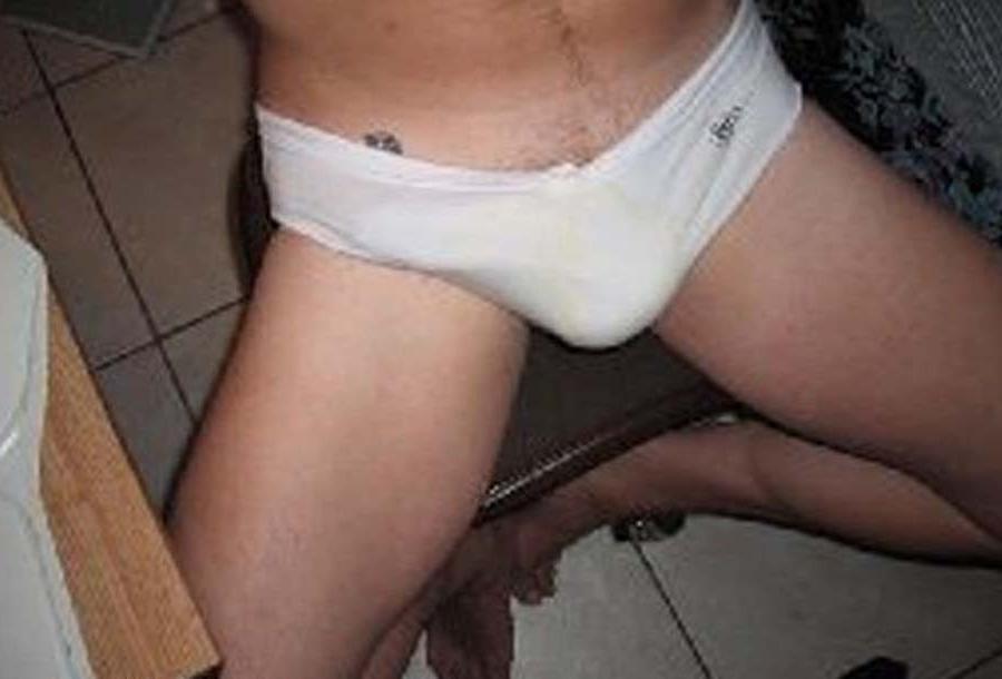 16P Photos of an amateur hunk who cums inside his boxers 