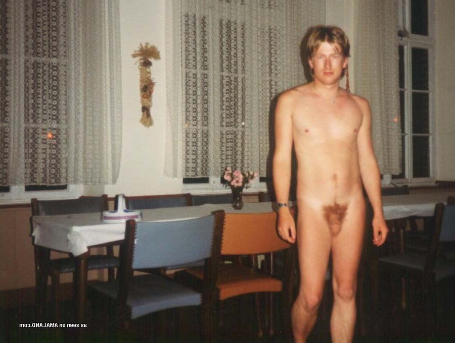 15P Pictures of a naughty jock who got naked in his lover's pad 