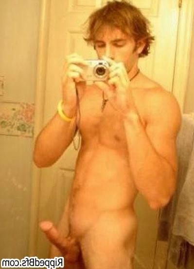 10P Big dude with big muscles showcase his goodies to the camera