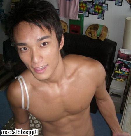 10P Big dude with big muscles showcase his goodies to the camera