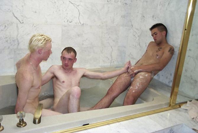 20P Three gorgeous twinks screwing by turn and cumming in a bath