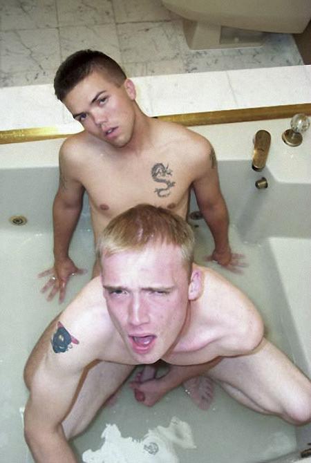 20P Three gorgeous twinks screwing by turn and cumming in a bath