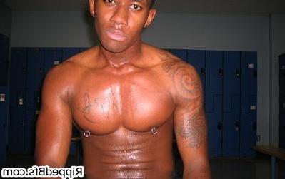10P Topless dude flex his muscles in different positions outdoor