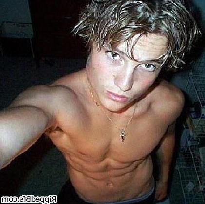 10P Topless dude flex his muscles in different positions outdoor