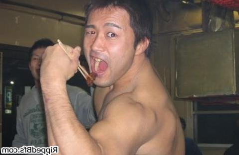 10P Topless dude flex his muscles in different positions outdoor