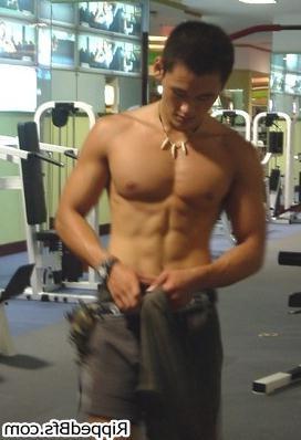 10P Topless dude flex his muscles in different positions outdoor