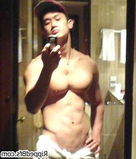10P Muscular bfs likes showing their hot bodies on cam
