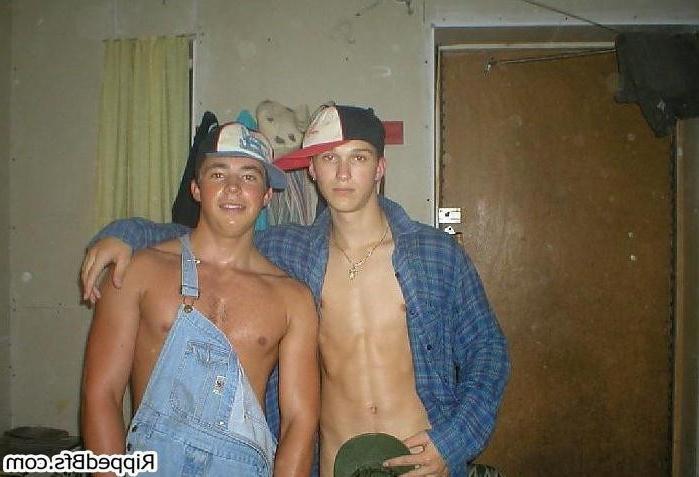 10P Hot young guys love to show their mascular body on cam