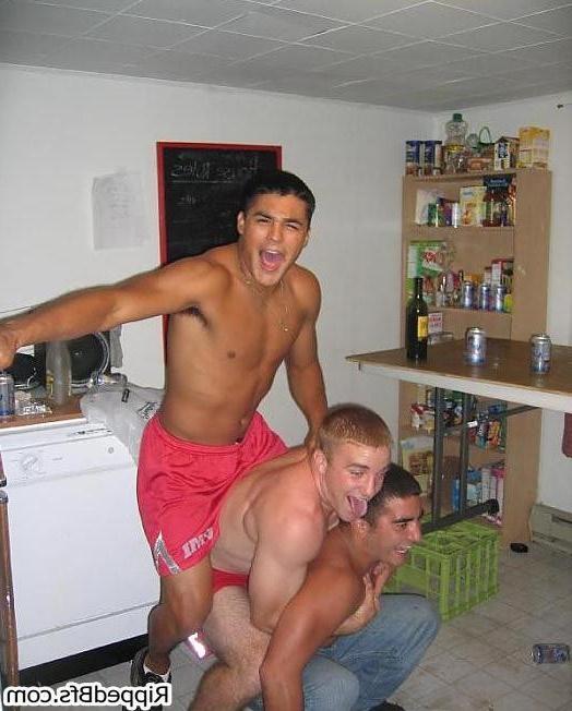 10P Hot young guys love to show their mascular body on cam