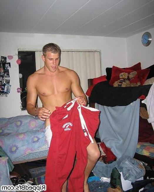 10P Hot young guys love to show their mascular body on cam