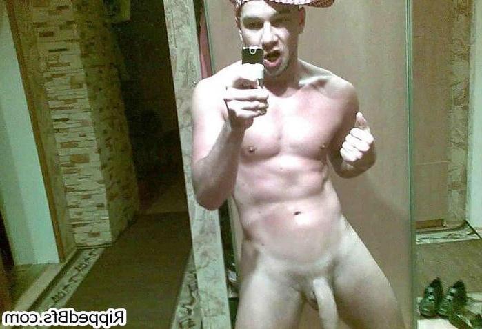 9P Sexy hunk proudly shows his muscular body on camera