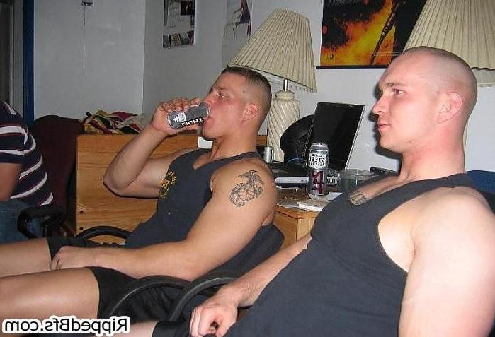 9P Sexy hunk proudly shows his muscular body on camera