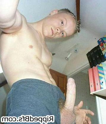 9P Sexy hunk proudly shows his muscular body on camera