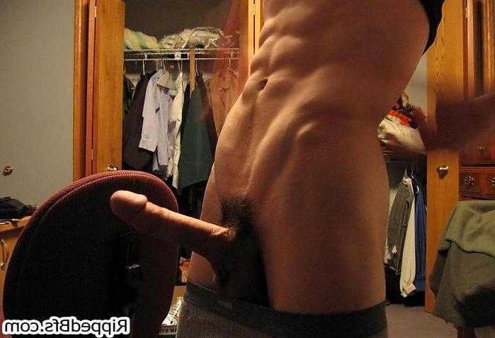 9P Sexy hunk proudly shows his muscular body on camera
