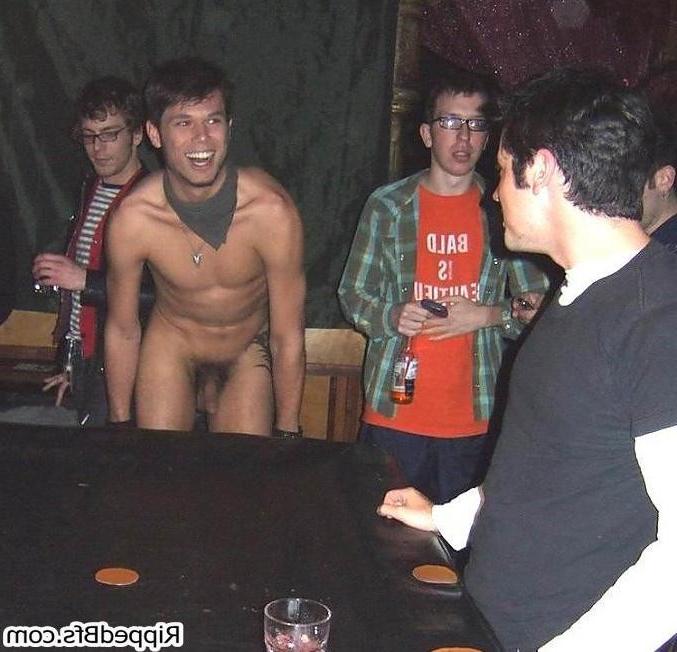 9P Sexy hunk proudly shows his muscular body on camera