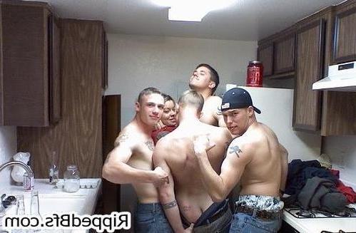 9P Sexy hunk proudly shows his muscular body on camera
