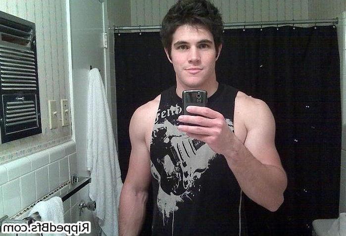 10P Hot mascular guy shows his great built up body on the camera