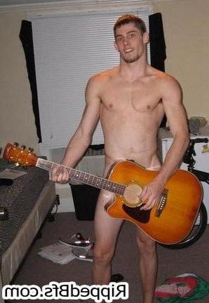10P Hot mascular guy shows his great built up body on the camera