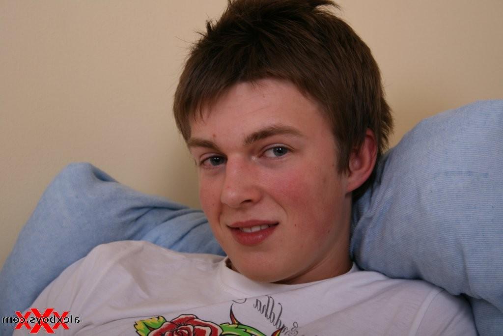 12P Smiling UK Twink Boy next door