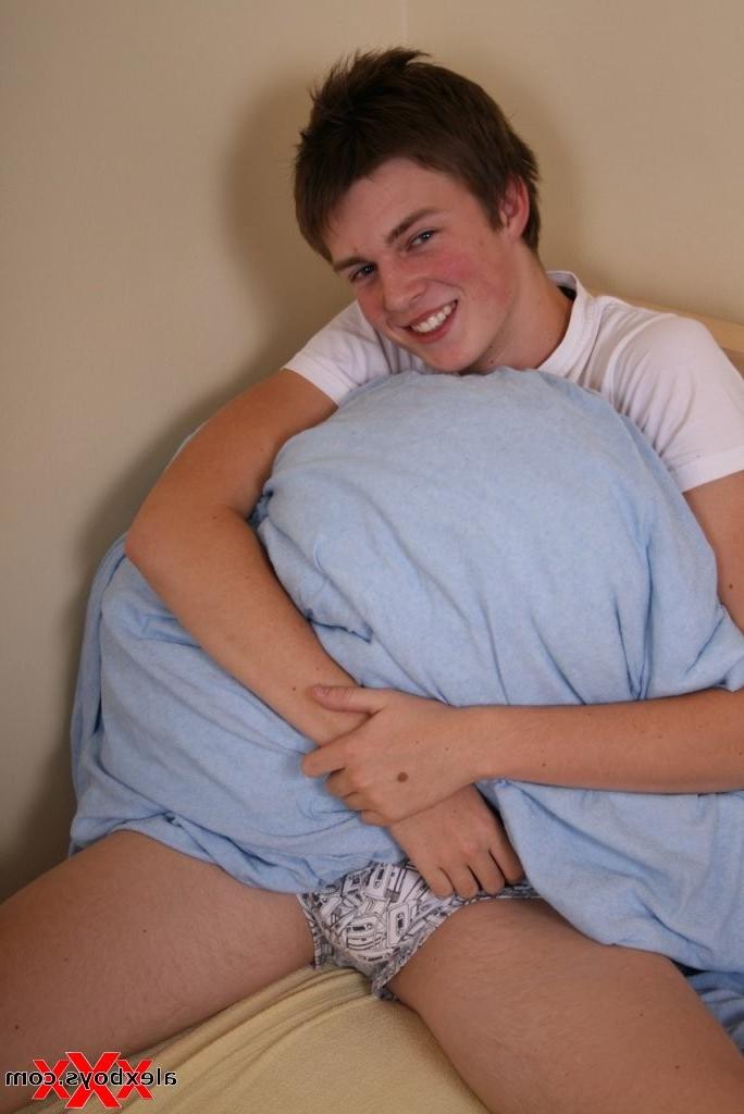12P Smiling UK Twink Boy next door