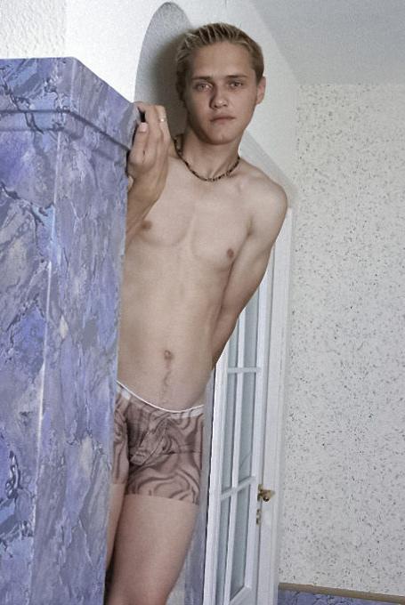 20P Uncut twink stripping off and dildoing and cumming on himself