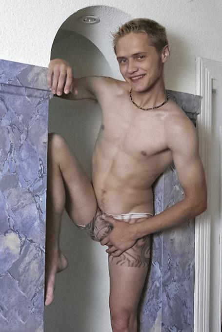 20P Uncut twink stripping off and dildoing and cumming on himself