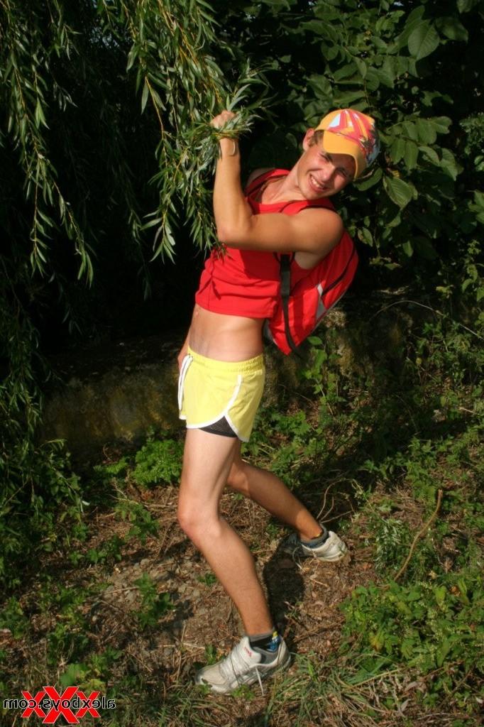 12P Sweet Twink Harry outdoor wanking