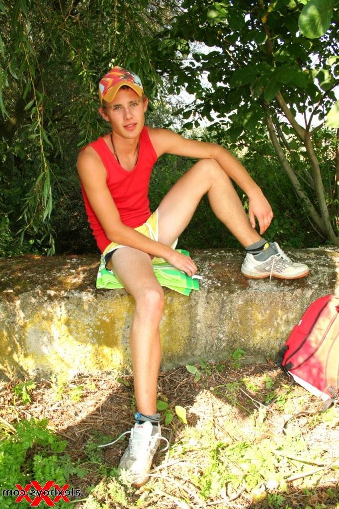 12P Sweet Twink Harry outdoor wanking