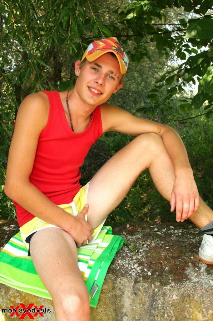 12P Sweet Twink Harry outdoor wanking