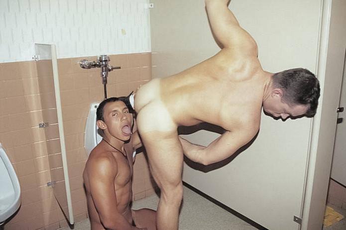 20P Smooth muscles sucking and rimming and cumming in the john