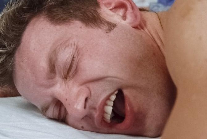 20P Muscle couple sucking and rimming and fucking kick in camping