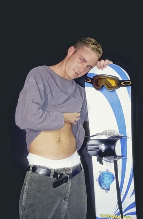 20P Huge cock muscle skater dude stripping off self sucking joy