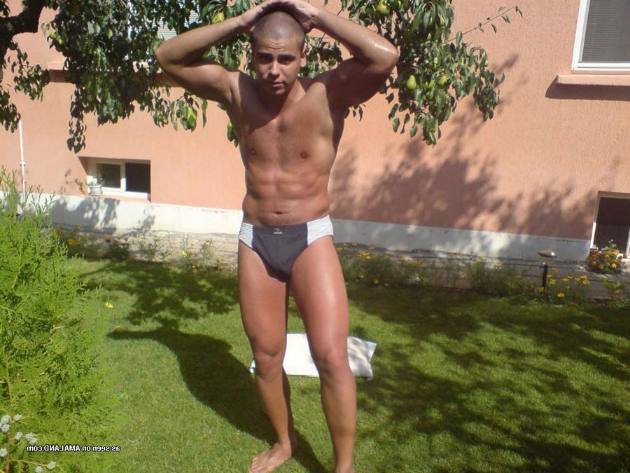 16P Muscular stud exposing his naked body on cam