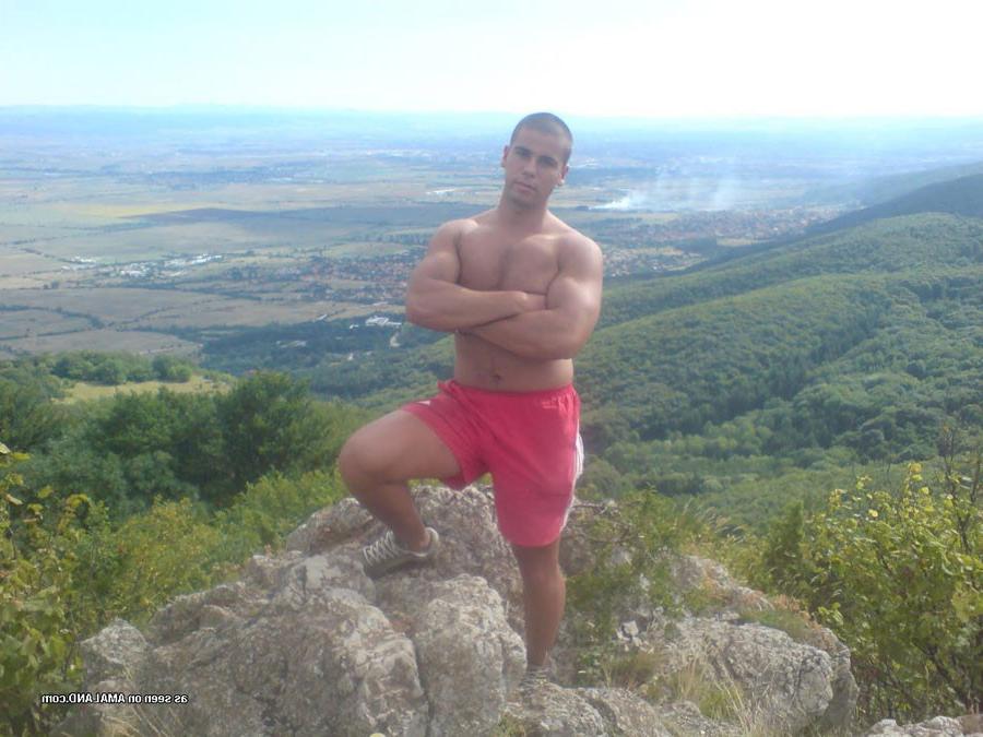 16P Muscular stud exposing his naked body on cam