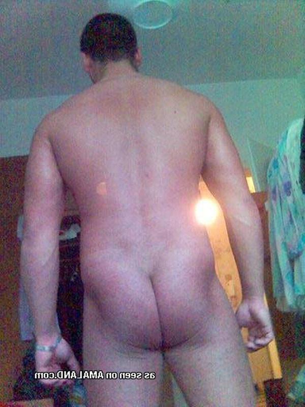 16P Muscular stud exposing his naked body on cam