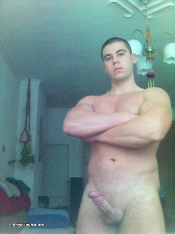 16P Muscular stud exposing his naked body on cam