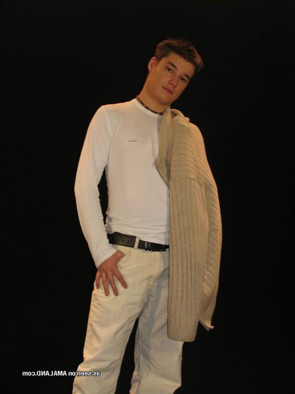 15P Cute hunk exposing his naked body