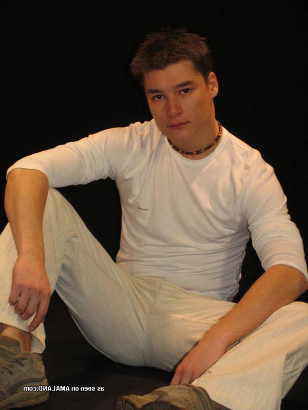 15P Cute hunk exposing his naked body