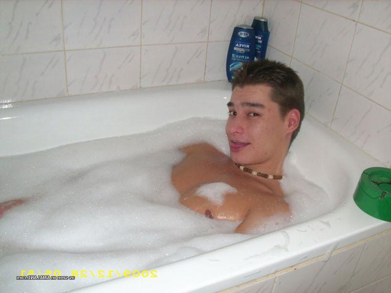 15P Cute hunk exposing his naked body