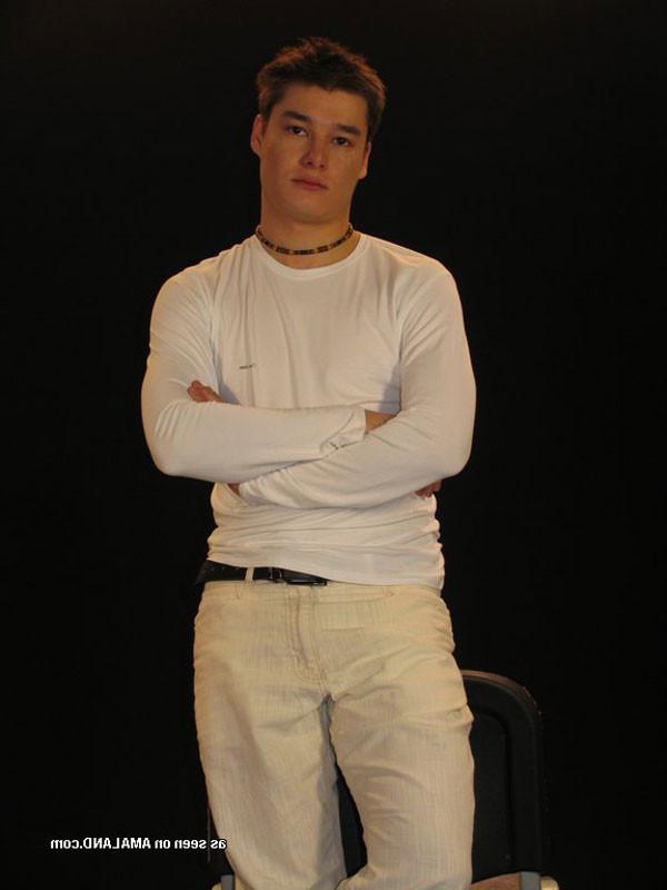 15P Cute hunk exposing his naked body