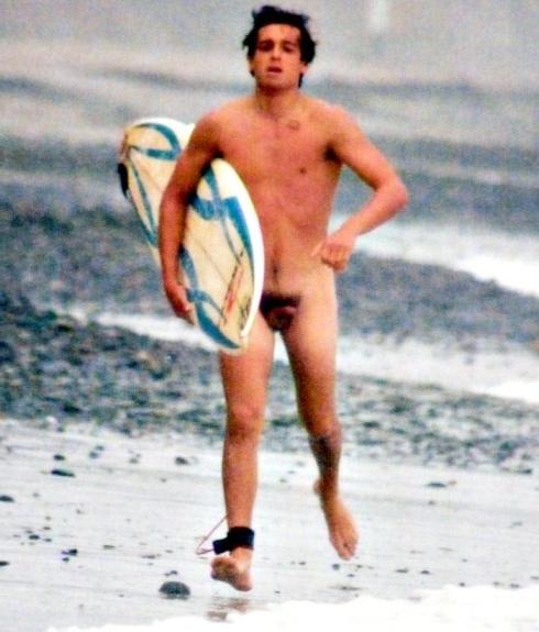 16P Hot hunk surfing in the nude