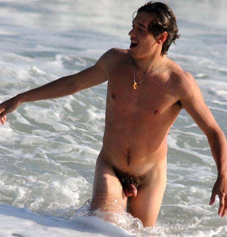 16P Hot hunk surfing in the nude