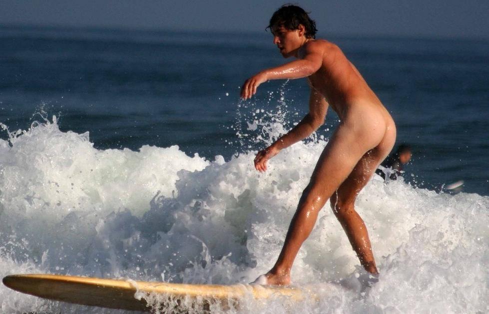 16P Hot hunk surfing in the nude