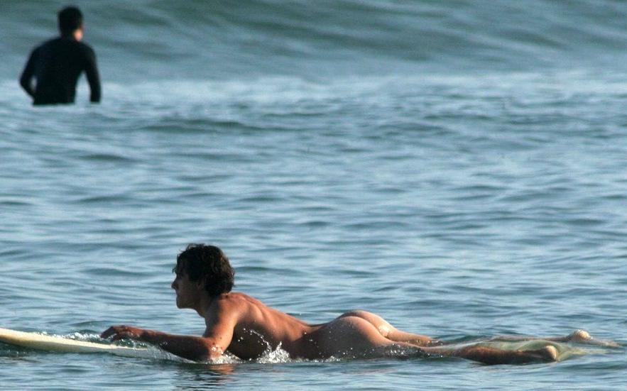 16P Hot hunk surfing in the nude